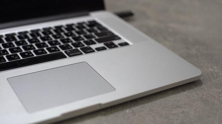 Einen USB-Stick an den Anschluss eines Laptop-PCs anschließen.