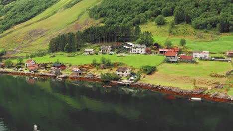 Vista-De-Pájaro-Del-Pueblo-De-En-Bakka,-Noruega