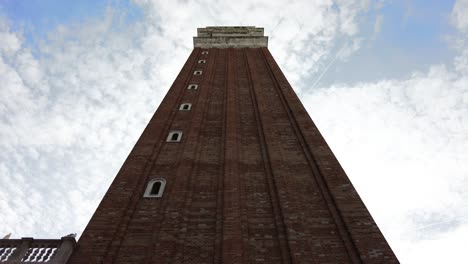 Estructura-De-Gran-Altura-Del-Campanario-De-San-Marcos-En-Un-Cielo-Brillante-En-Venecia,-Italia