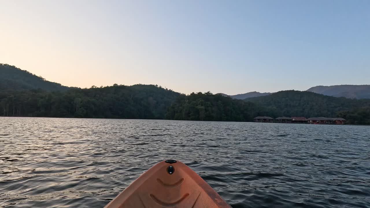 progresión de un viaje en kayak en un lago tranquilo