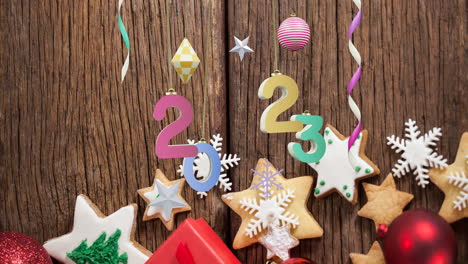 animación del texto de 2023 y decoraciones navideñas en el fondo