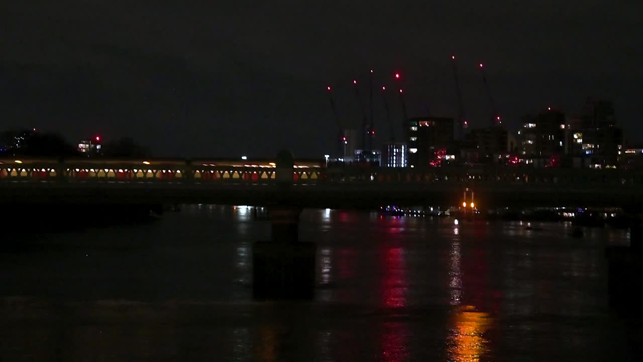 다음 구역 노선은 영국 런던의 윔블던에서 업민스터까지 출발합니다.