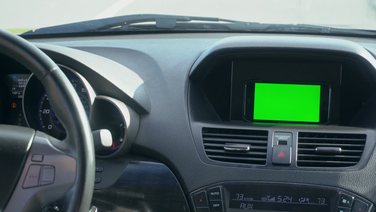 un coche. un módulo gps está encendido. pantalla verde en el interior