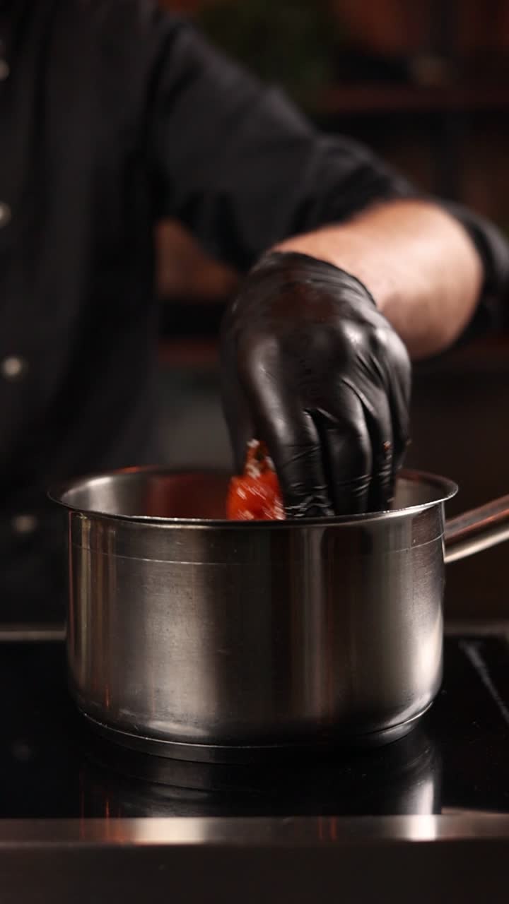 chef preparando un plato