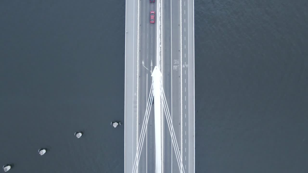 리피 강을 가로지르는 더블린의 하프 다리, 아침 일찍 차들이 건너가는 모습, 공중 사진