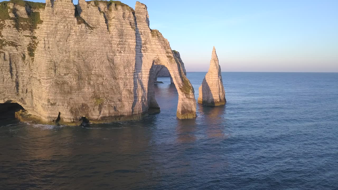 에트르타 마을을 따라 아름다운 프랑스 해안선의 항공 영상