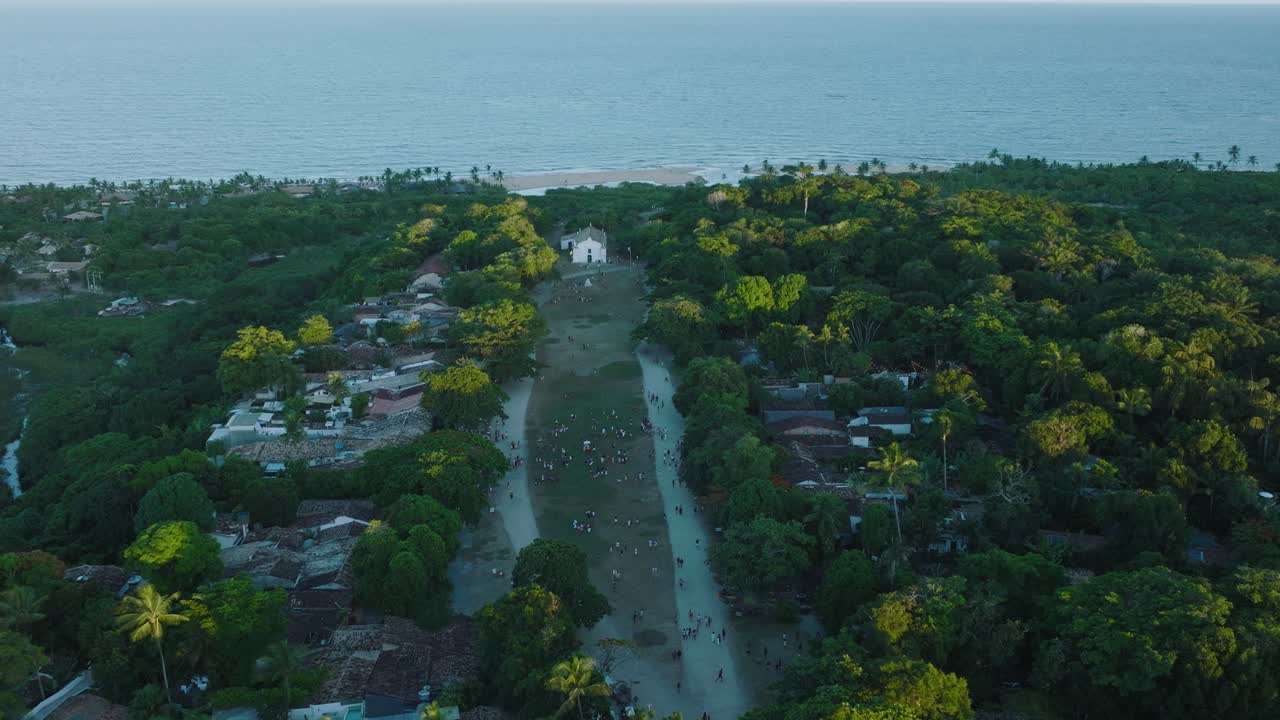 vista aérea de drones de la ciudad de la playa de trancoso en bahía, brasil, con la iglesia, el océano y el cuadrado