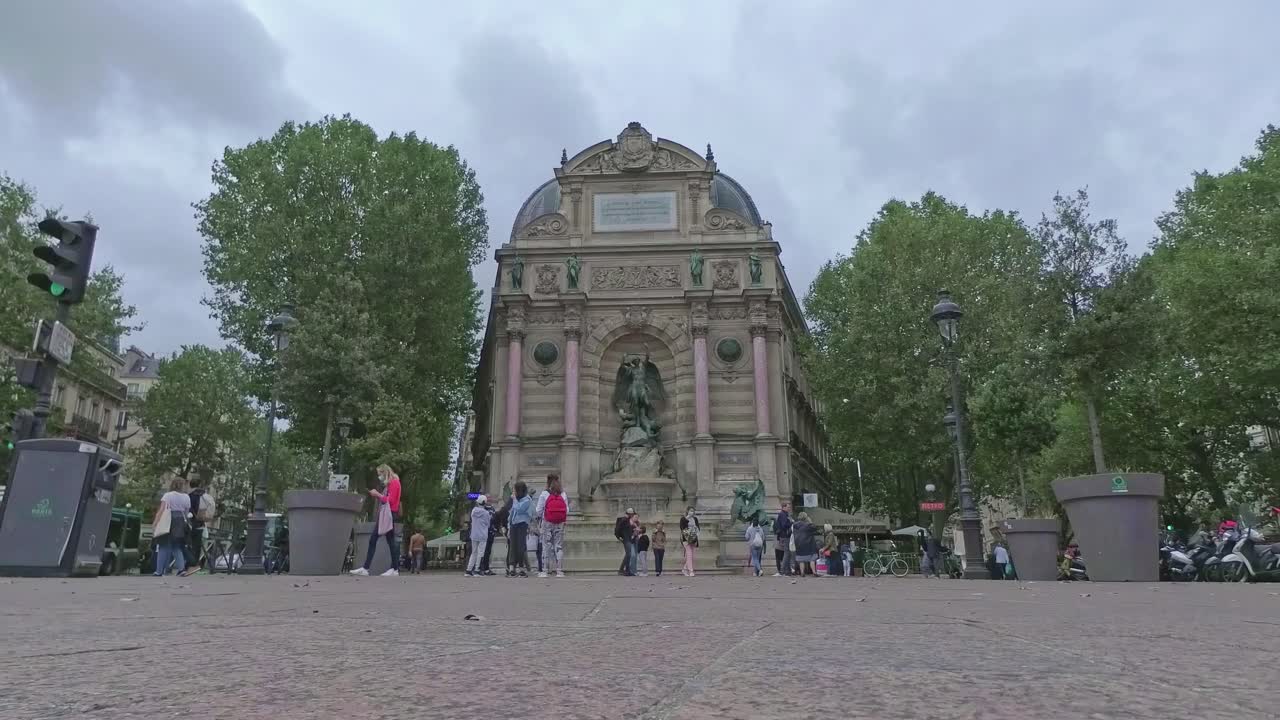 L'iconica Fontana di Saint-Michel nel cuore di Parigi.