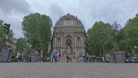 la icónica fontaine saint-michel en el corazón de parís