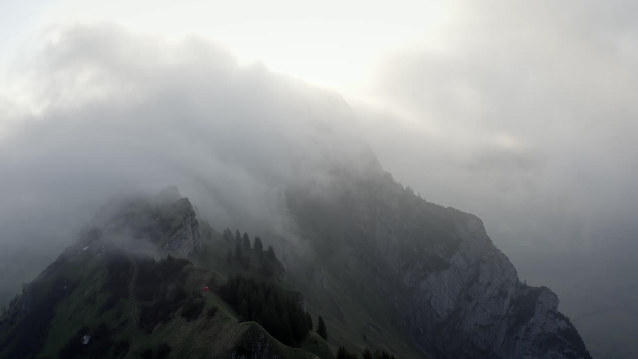 아름다운 산맥에 캠핑 놀라운 강한 바람이 굴러