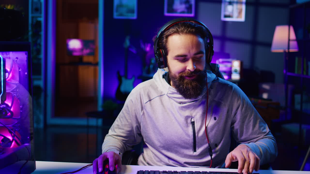 hombre alegre lleno de energía después de ser victorioso en un videojuego mientras transmitía para la audiencia