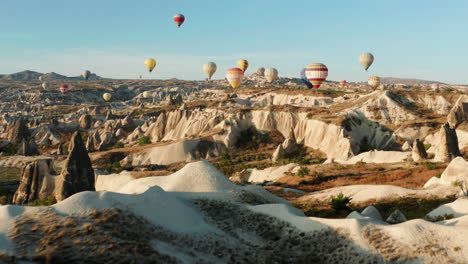 vuelo matutino para una flotilla de globos aerostáticos en goreme cappadocia, turquía