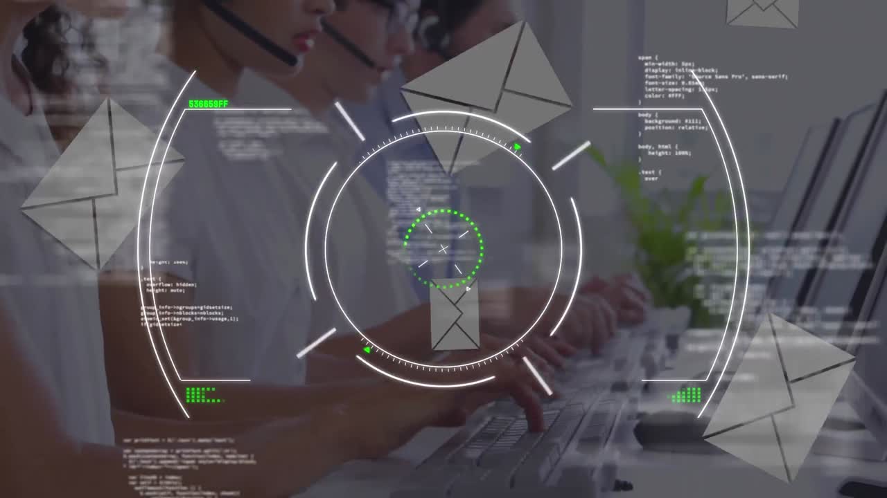 사무실에서 일하는 전화 헤드을 착용 한 다양한 동료 위에 떨어지는 메시지 아이콘의 애니메이션