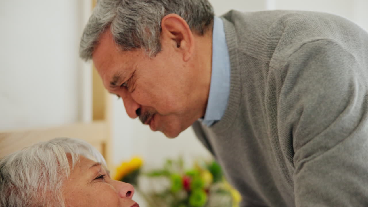 병원, 키스 및 노인 커플과 사랑