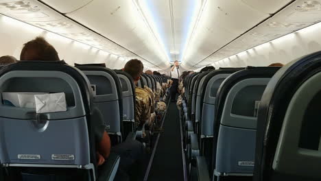 la tripulación de cabina muestra las salidas de emergencia de los pasajeros