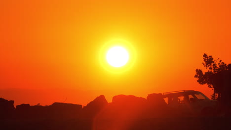 Menschen,-Die-Bei-Sonnenuntergang-Vom-Strand-Weggehen