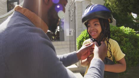 Glücklicher-Afroamerikanischer-Vater,-Der-Seiner-Tochter,-Die-Skateboard-Hält,-High-Five-Gibt