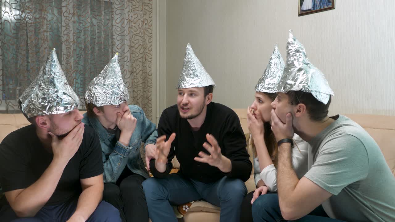 amigos con sombreros de aluminio