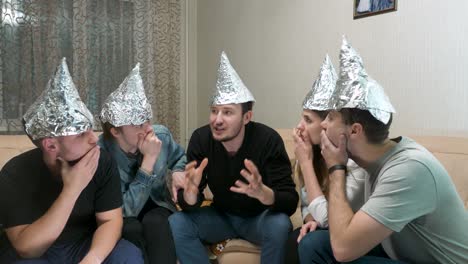 amigos con sombreros de aluminio