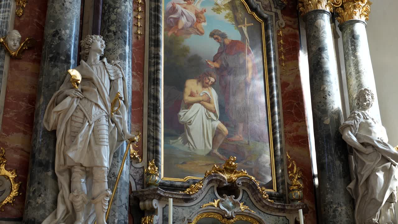 Foto de interior mostrando estátuas de mármore branco de santos em nichos dentro da Abadia de Einsiedeln