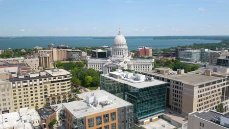 Edificio-Del-Capitolio-Del-Estado-De-Wisconsin-El-Día-De-Verano---Pedestal-Aéreo-Arriba