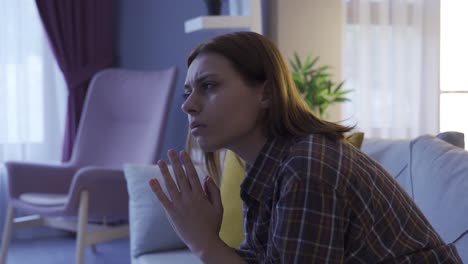 una mujer desesperada luchando por motivarse y ponerse de pie.