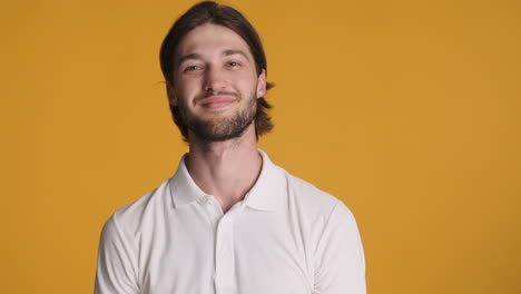 Hombre-Caucásico-Haciendo-Un-Gesto-Bien-Sobre-Fondo-Amarillo.