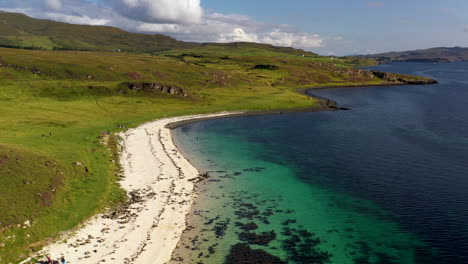 reveladora toma de drone de la playa de coral en claigan, justo al norte de dunvegan escocia