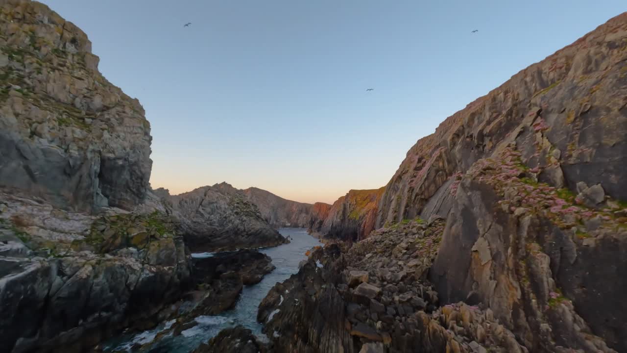 Filmato 4K con drone FPV di Malin Head, Irlanda al tramonto FPV_03