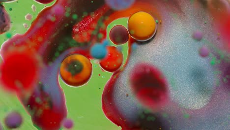 burbujas flotan en pintura líquida, mezclando tinta, aceite y leche, pintura hipnótica multicolor abstracta