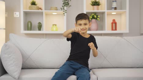 Niño-Alegre-Bailando-En-Casa-Y-Sintiéndose-Feliz.