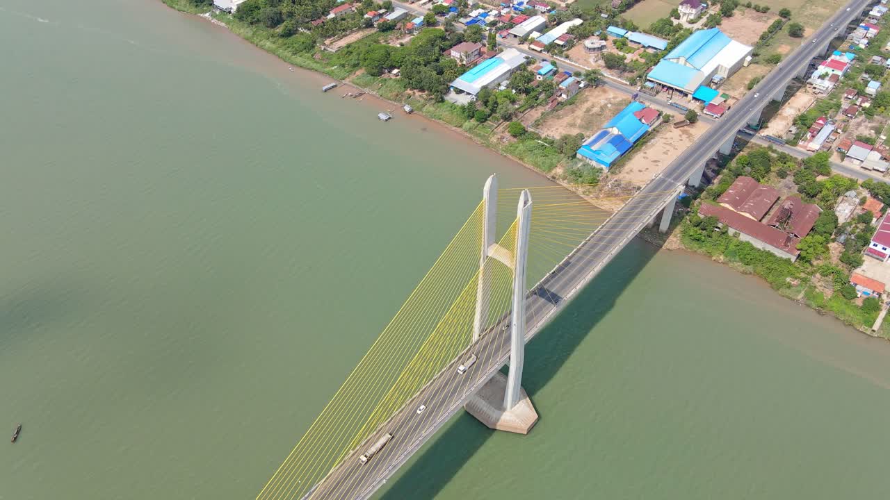 캄보디아 메콩강 네크 로응 다리에서의 교통