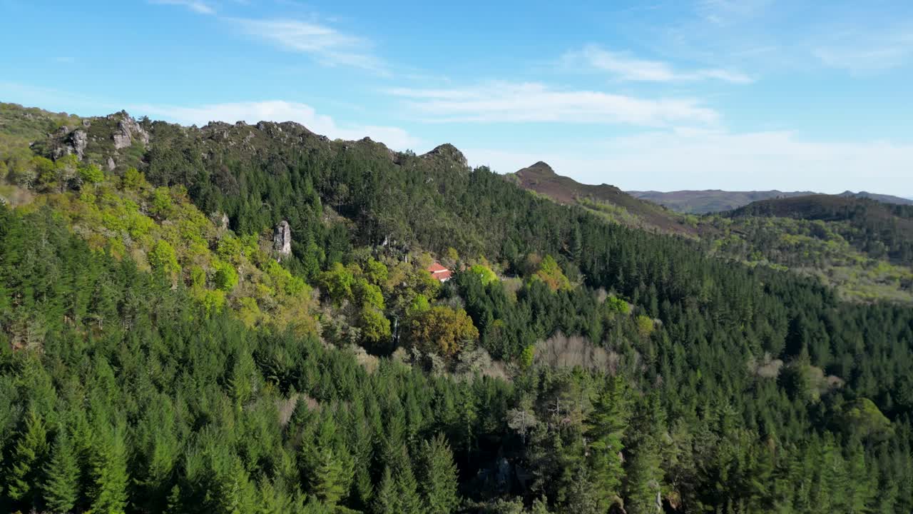 volando cerca del monasterio de san pedro de rocas a través de un bosque español