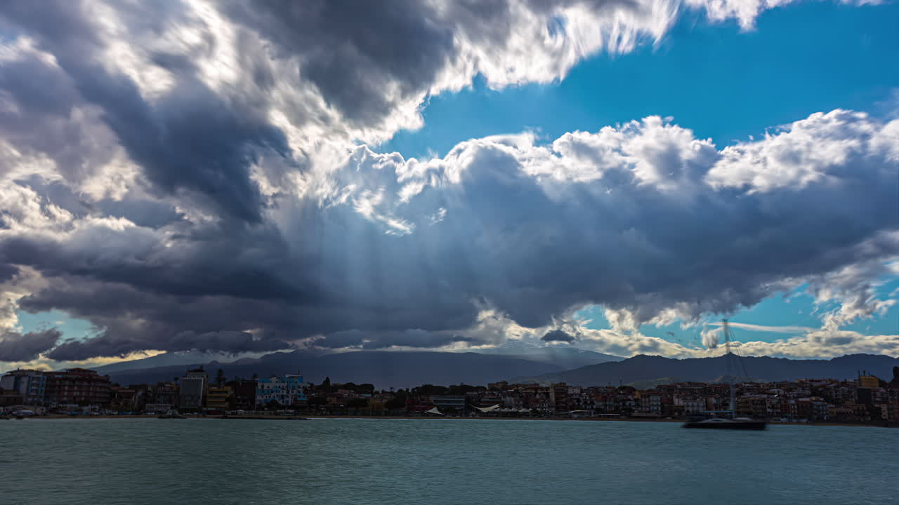 vista estática de la costa del este de sicilia con la ciudad de giardini naxos, una antigua colonia griega en italia