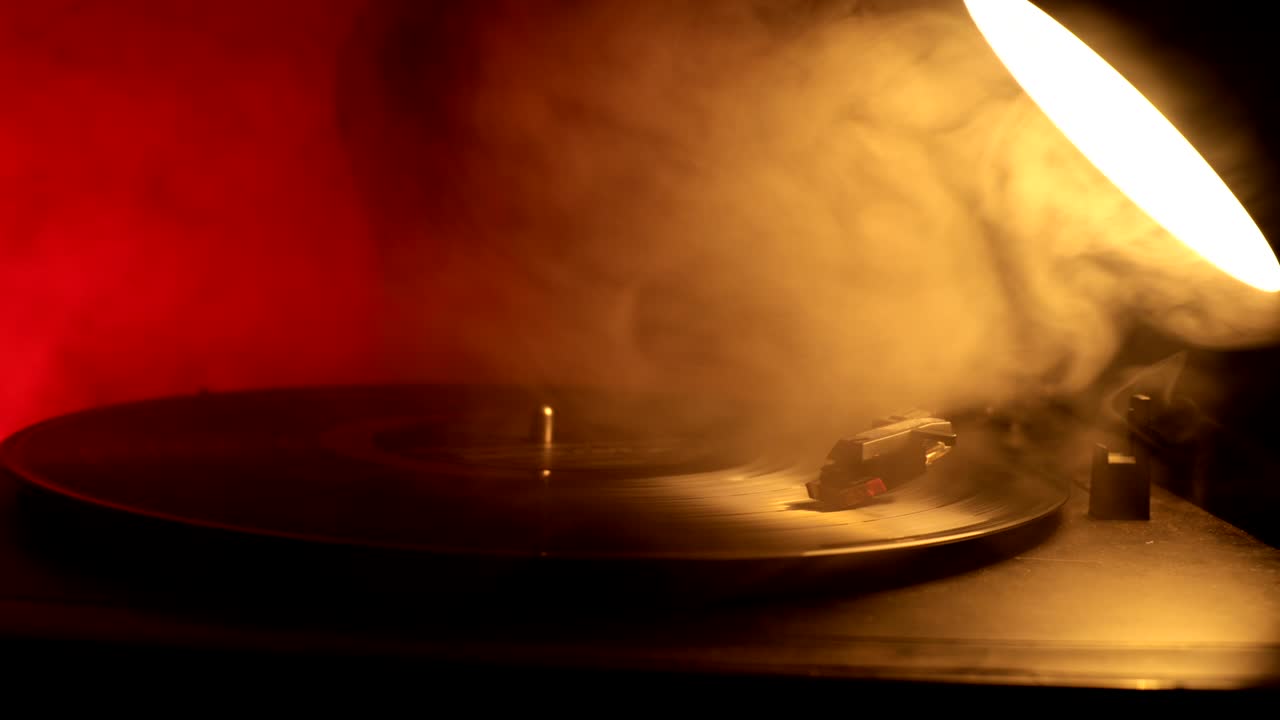 슬라이더 : 플레이어와 어쿠스틱 기타에서 연주되는 빈티지 비닐 레코드, 화염 오렌지 연기 배경, 장난감 자동차 설치와 함께 범죄 또는 블루스 컨셉, 선택적 초점