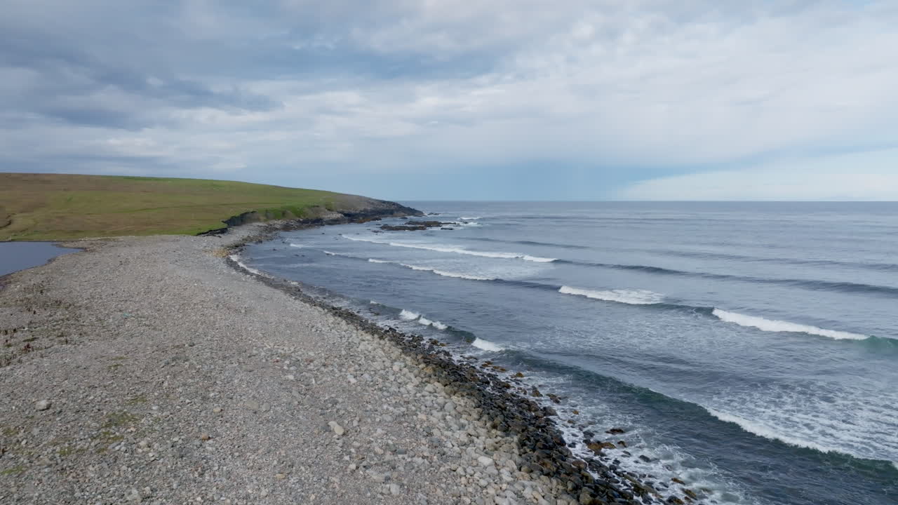 Luftoptagelse med drone af Atlanterhavets bølger, der slår ind over en stenstrand på Isle of Lewis, Ydre Hebrider