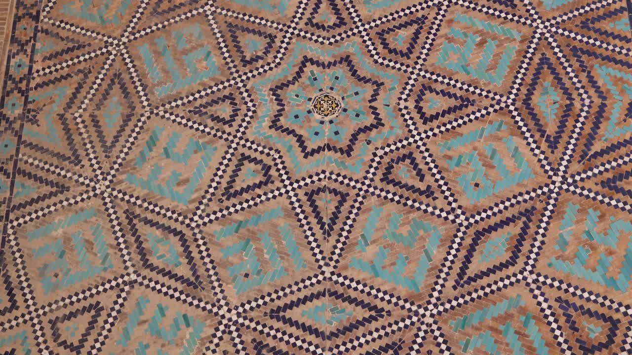 intrincados diseños de azulejos de estrellas en la arquitectura islámica en samarcanda, uzbekistán a lo largo de la histórica ruta de la seda