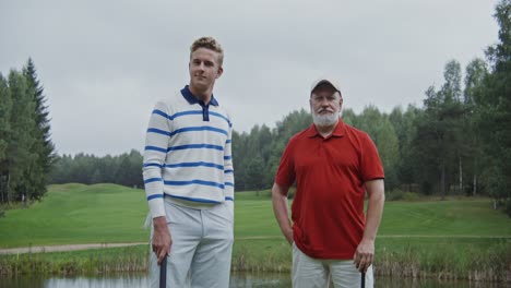 dos golfistas en el campo
