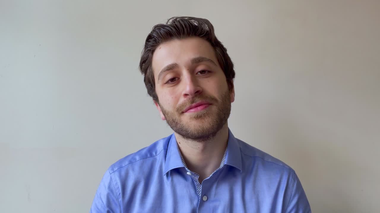 joven profesor universitario masculino que se une a una videollamada en línea y a una clase de saludo