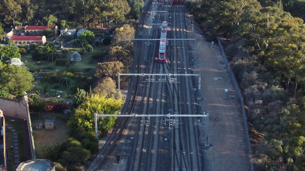 el tren eléctrico de pasajeros del metro de adelaide se mueve hacia la cámara.