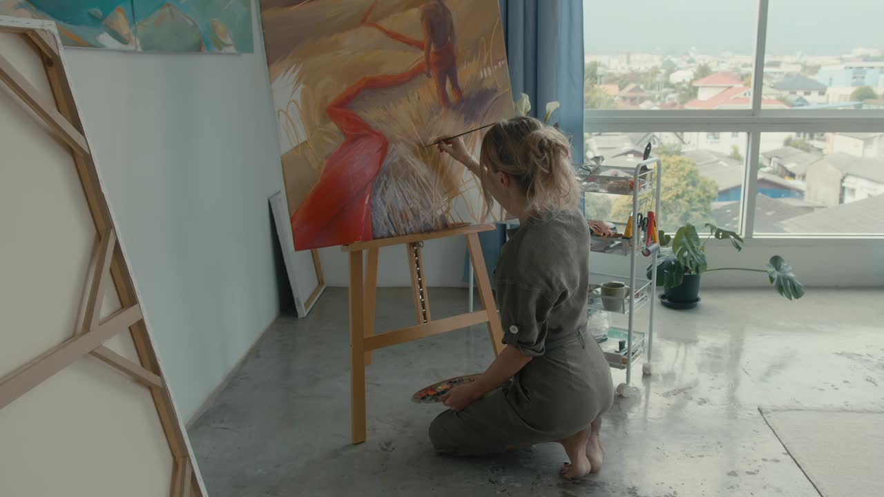 미술 스튜디오에서 그림 그리는 여자