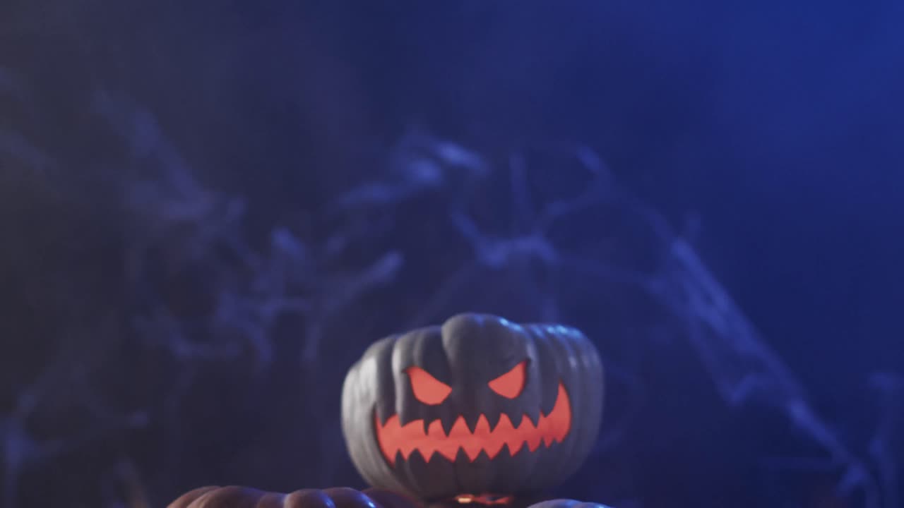 video de calabazas talladas de halloween y humo con espacio de copia en fondo azul