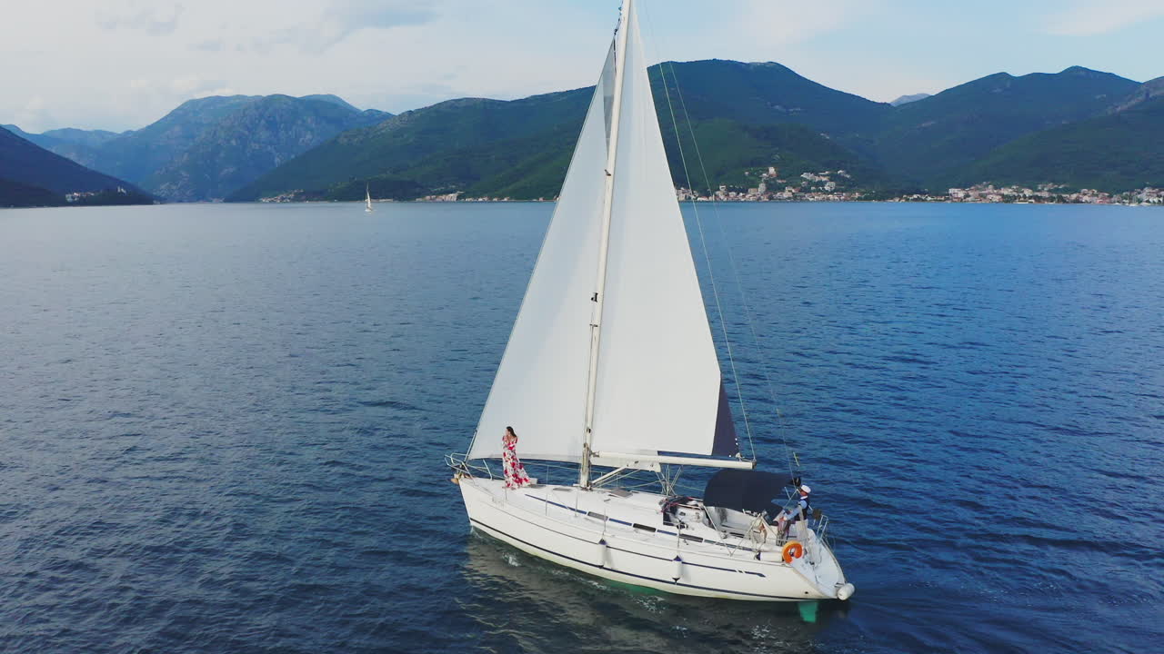 un yate de lujo navegando en una bahía pintoresca