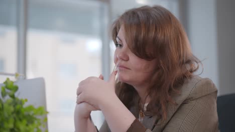 mujer de negocios conmocionada mirando la computadora portátil leyendo malas noticias en su escritorio en una oficina moderna