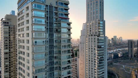 4K-Luftdrohnenaufnahmen-Von-Wohngebäuden-Mit-Schnell-Ausziehbaren-Wohnwagen-Bei-Sonnenuntergang