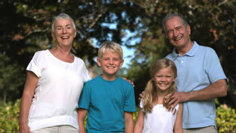 Grandchildren-and-grandparents-posing-in-a-park