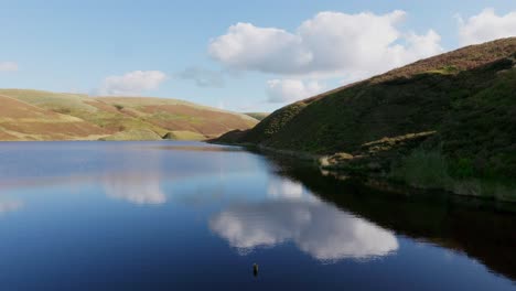 Beautiful-English-country-landscape-showing-heather-covered-hills,-blue-lakes-and-clear-skies