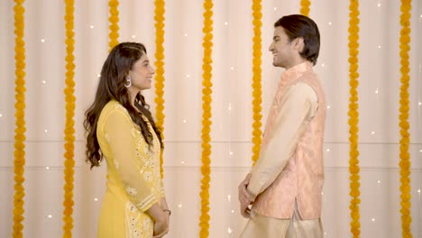 una pareja india celebra el diwali.