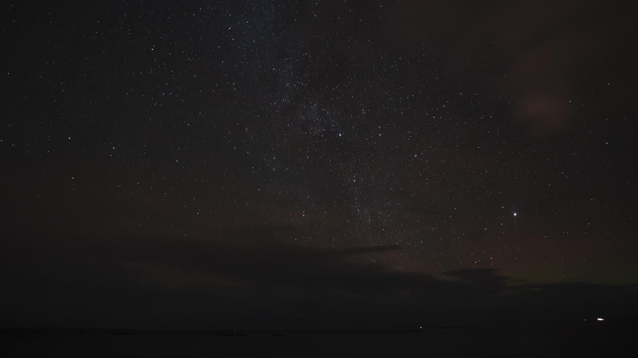 하늘을 통과하는 구름과 함께 별들로 가득한 하늘의 아름다운 시간 경과