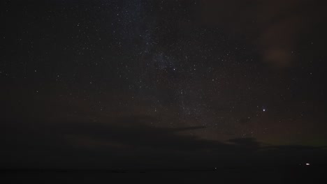 Hermoso-Lapso-De-Tiempo-De-Un-Cielo-Lleno-De-Estrellas,-Con-Nubes-Pasando-Por-El-Cielo